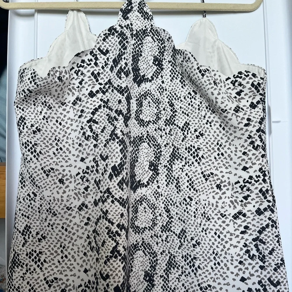 Scalloped Crepe Cami - Picture 4 of 4